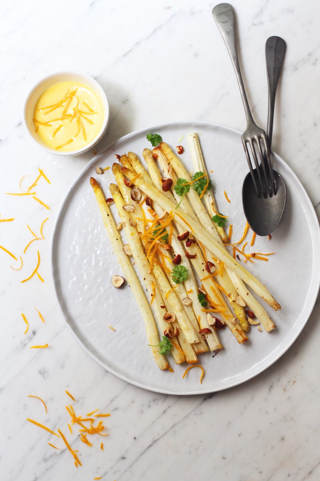 Asperges Blanches Rôties, Sauce Beurrée à L’orange & Noisettes – Söta Salt